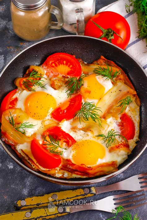 Яичница с беконом и помидорами