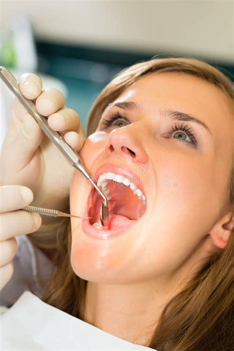 Seringa O Dentista Dá a Anestesia Foto de Stock Imagem de seringa