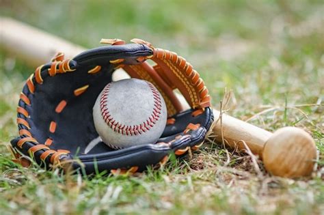 Un concepto de bate de béisbol con pelota al aire libre en el parque en