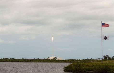 Spacex Luncurkan Satelit Starlink Ke Orbit