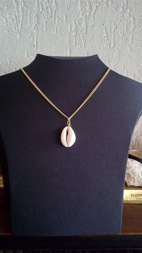 Collier doré avec pendentif en coquillage naturel cauri idéal pour l