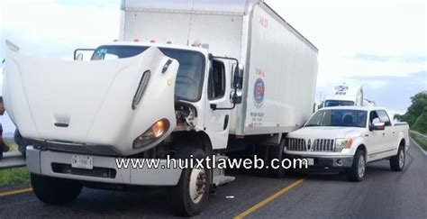 Camioneta de lujo choca contra tráiler en la carretera Pijijiapan