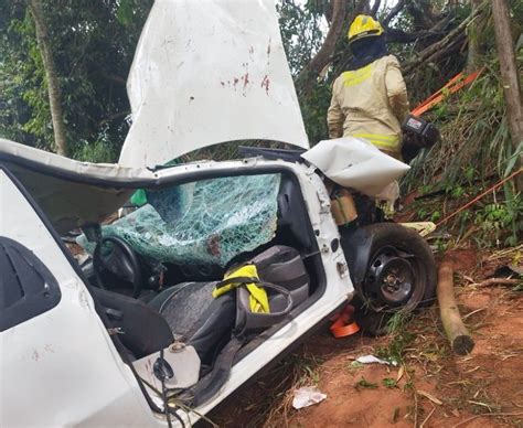 Motorista fica preso entre as ferragens após capotamento na PR 082 em