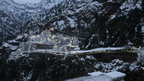 Vaishno Devi shrine receives season’s first snowfall - Hindustan Times