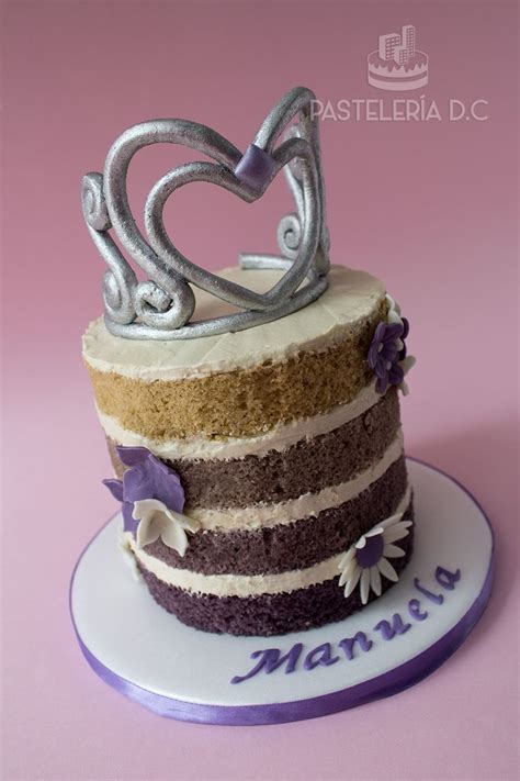 Naked cake con masa de vainilla en degradé morado y topper de tiara