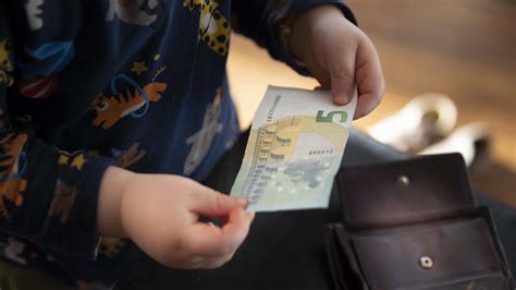 Mehr Kindergeld Ab 2025 Tabelle Zeigt So Viel Geld Bekommen Eltern