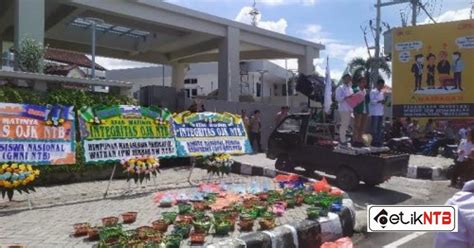 Massa Aksi Desak Kepala Ojk Ntb Dicopot Kantor Dipenuhi Sampah Detik Ntb