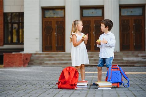 Crian As Felizes Voltando Para A Escola Foto Premium