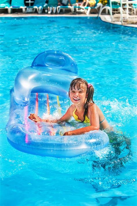 Natation D Enfant Dans Le Regroupement Image Stock Image Du Apprenez