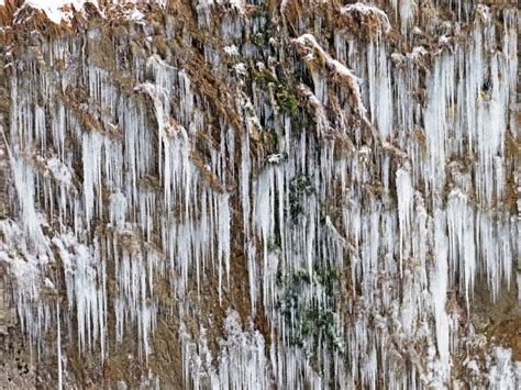 Glaciares De Invierno Y Formaciones De Agua Congelada En Los Alpes