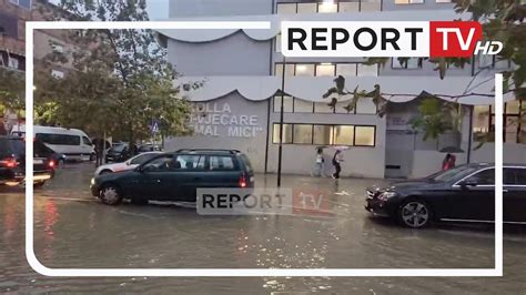 Mbushen me ujë rrugët pranë stadiumit prindërit marrin në krahë