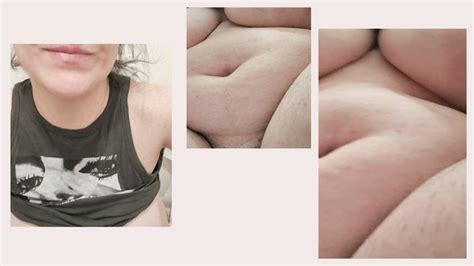 Mignon en Nude portant la peau avec un débardeur musculaire poussé vers le haut et urinant à l