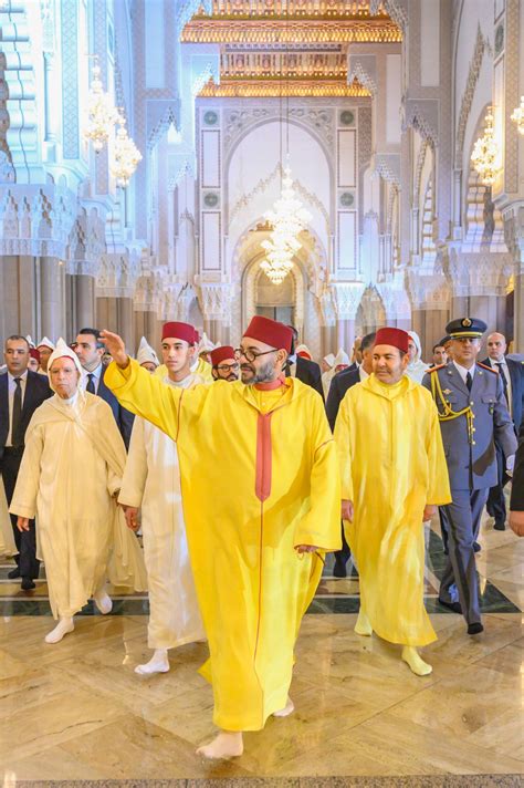 أمير المؤمنين يؤدي صلاة عيد الفطر المبارك بالمسجد المحمدي بالدار البيضاء