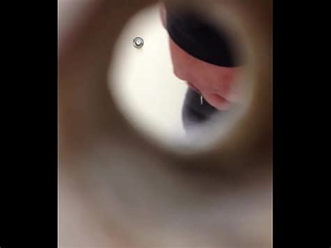 Hombre meando baño publico XVIDEOS