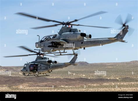 Ein Us Amerikanischer Marine Corps Ah 1z Viper Und Ein Uh 1y Venom Mit