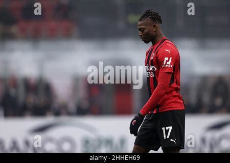 Rafael Leao Di Ac Milan Guarda Avanti Durante La Semifinale Di Uefa