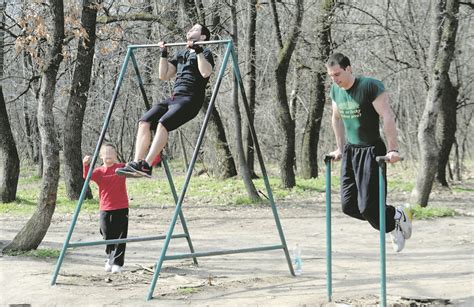 TERETANE NA OTVORENOM PRAVI HIT Vežbaju profesionalci deca ali i