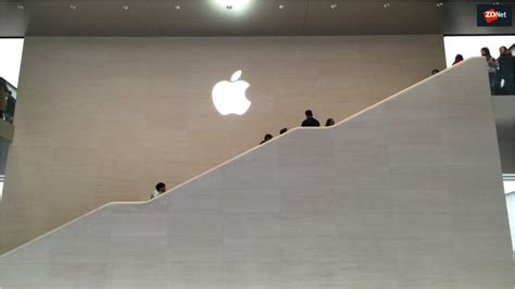 Town Squares: Apple reinventing its stores to woo startup community ...