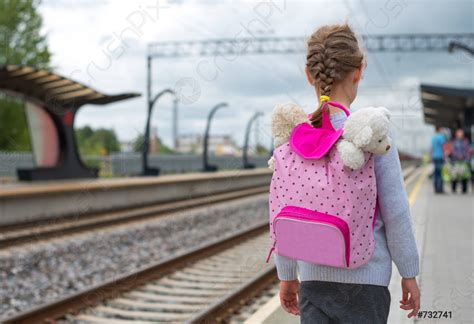 Petite Fille Attendant Le Train La Gare Stock Photo Crushpixel