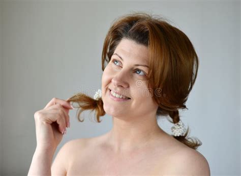 Ritratto Di Una Donna Adulta Con Le Spalle Nude Immagine Stock Immagine Di Caucasico Isolato