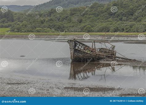 Naufragio De Un Barco Pesquero Roto Atascado En El Barro Foto De