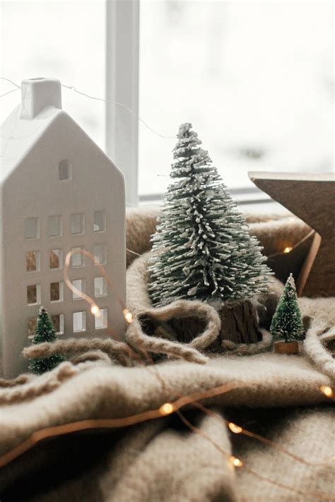 23 Gorgeous Ideas for The Best Christmas Window Decorations - The Chic Quota