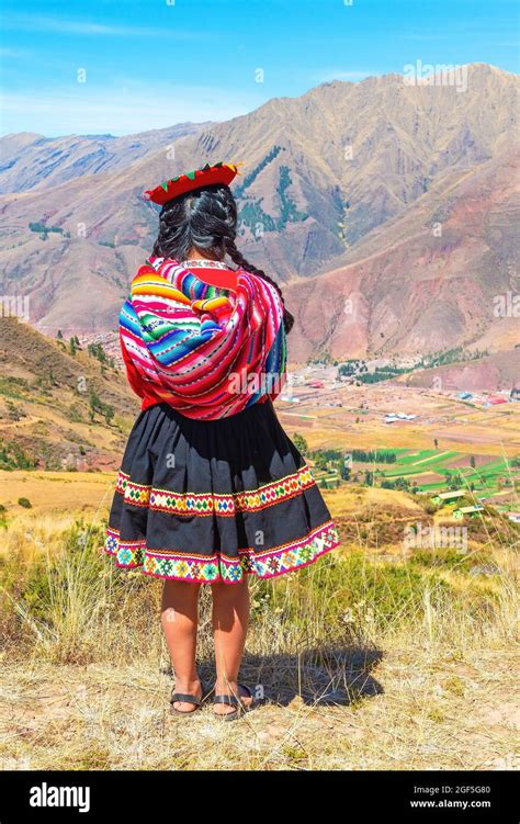 Peruvian Quechua indigenous woman, Sacred Valley of the Inca, Cusco ...