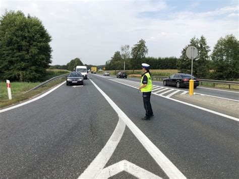 28 latek jechał z prędkością 122km h w terenie zabudowanym Stracił