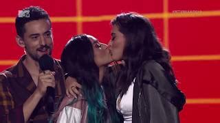 Calle Y Poche Se Besan S Per Hot En Los Mtv Miaw Hoyatag