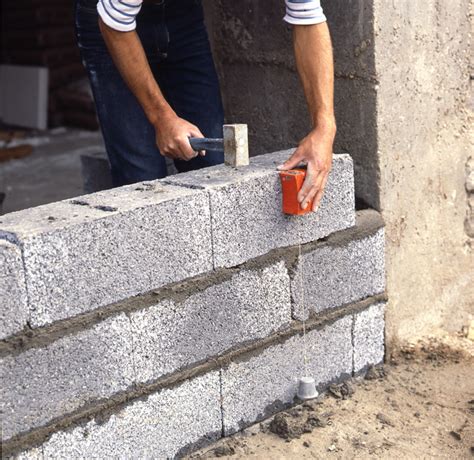 Construction d un mur en bloc béton parpaing