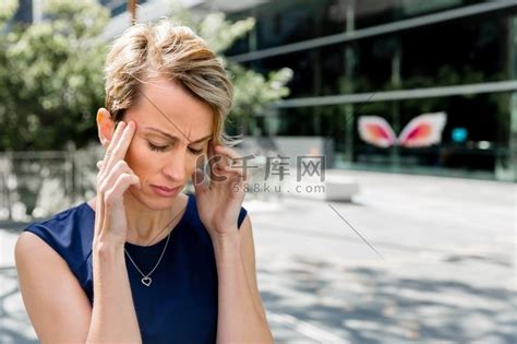 女商人站在街上，试图集中注意力。高清摄影大图 千库网