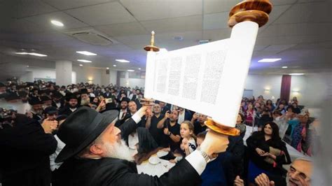 Plus De Personnes C L Brent L Inauguration D Un Sefer Torah La