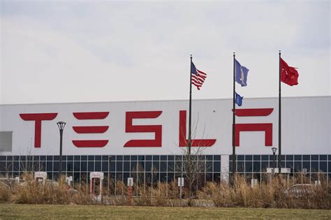 Group Tesla Workers Fired After Union Push At NY Plant Courthouse