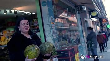 Tetona y culona MILF disfruta EXHIBICIÓN PÚBLICA y acaba follada en casa XVIDEOS