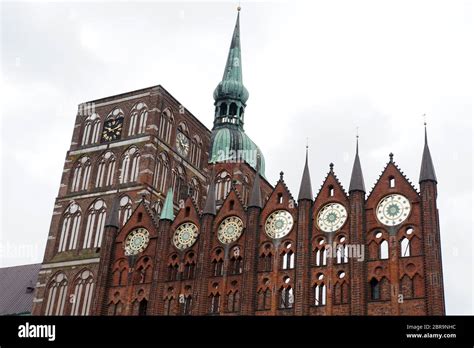 Nikolaikirche Und Rathaus Backsteingotik Stralsund Hi Res Stock