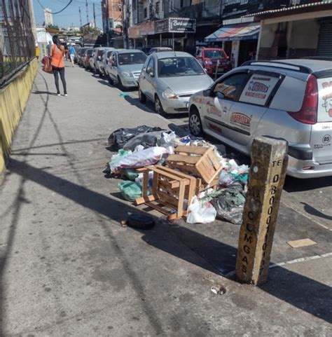 Moradores de S André sofrem acúmulo de lixo nas ruas