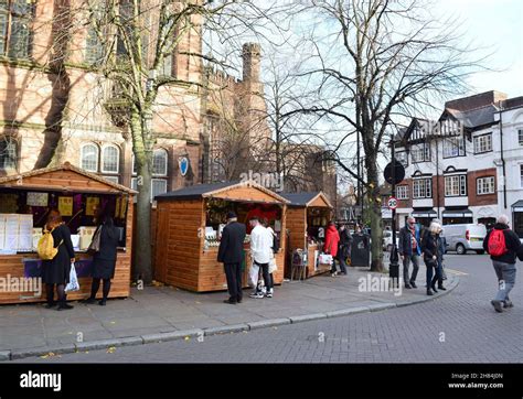 Chester Christmas market customers are choosing gifts Stock Photo - Alamy