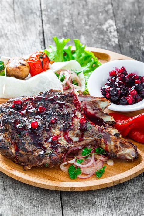 Bife Grelhado De Ribeye No Osso Molho Da Baga Salada Fresca E Os