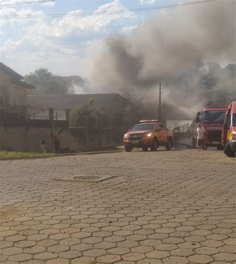 Duas Pessoas Morrem Carbonizadas Durante Inc Ndio Em Resid Ncia Lebon