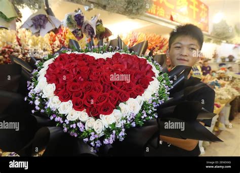 Los Trabajadores Chinos Exhiben Flores En Un Mercado De Flores Antes