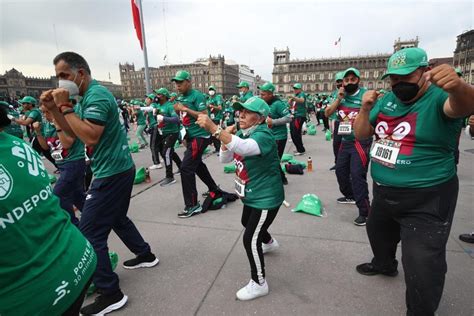 Clase masiva de boxeo en el Zócalo de la CDMX rompe récord Guinness