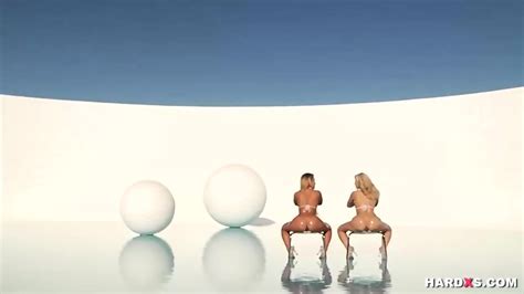 Big Ass Blonde Beauties Enjoy Anal In Threesome