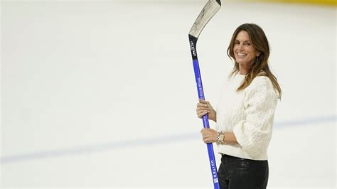 Cindy Crawford Hits Center Ice Shot In Shootoff With Eddie Vedder