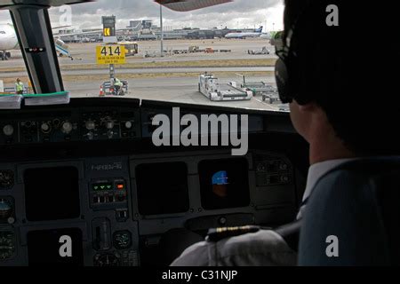 Pilot Und Copilot Im Cockpit Airbus A Stockfotografie Alamy