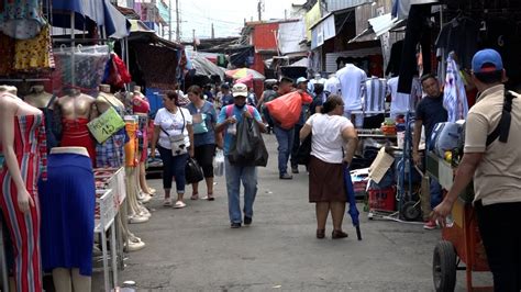 Comerciantes Del Mercado Oriental Abastecidos En Productos De Verano