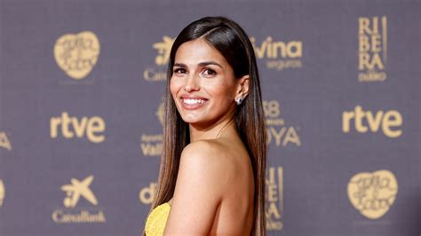 Sara S Lamo En Los Premios Goya Es Una Diosa Con Vestido Largo Con