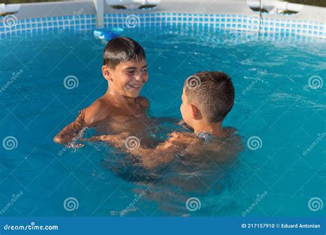 Deux Garçons S amusent à Nager Dans La Piscine Photo stock Image du