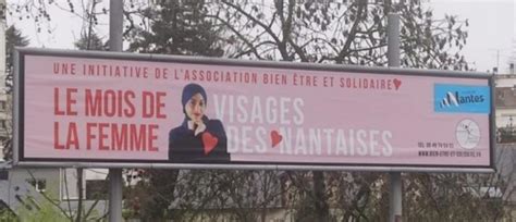 La photo d une femme voilée sur une affiche promouvant le Mois de la