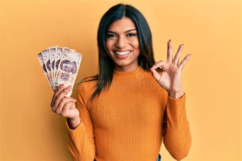 Joven Transexual Latina Transexual Mujer Sosteniendo Billetes De 500 Pesos Mexicanos Haciendo Ok