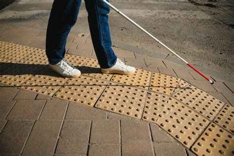 Joven Ciego Con Bast N Blanco Cruzando La Calle En La Ciudad Foto Premium